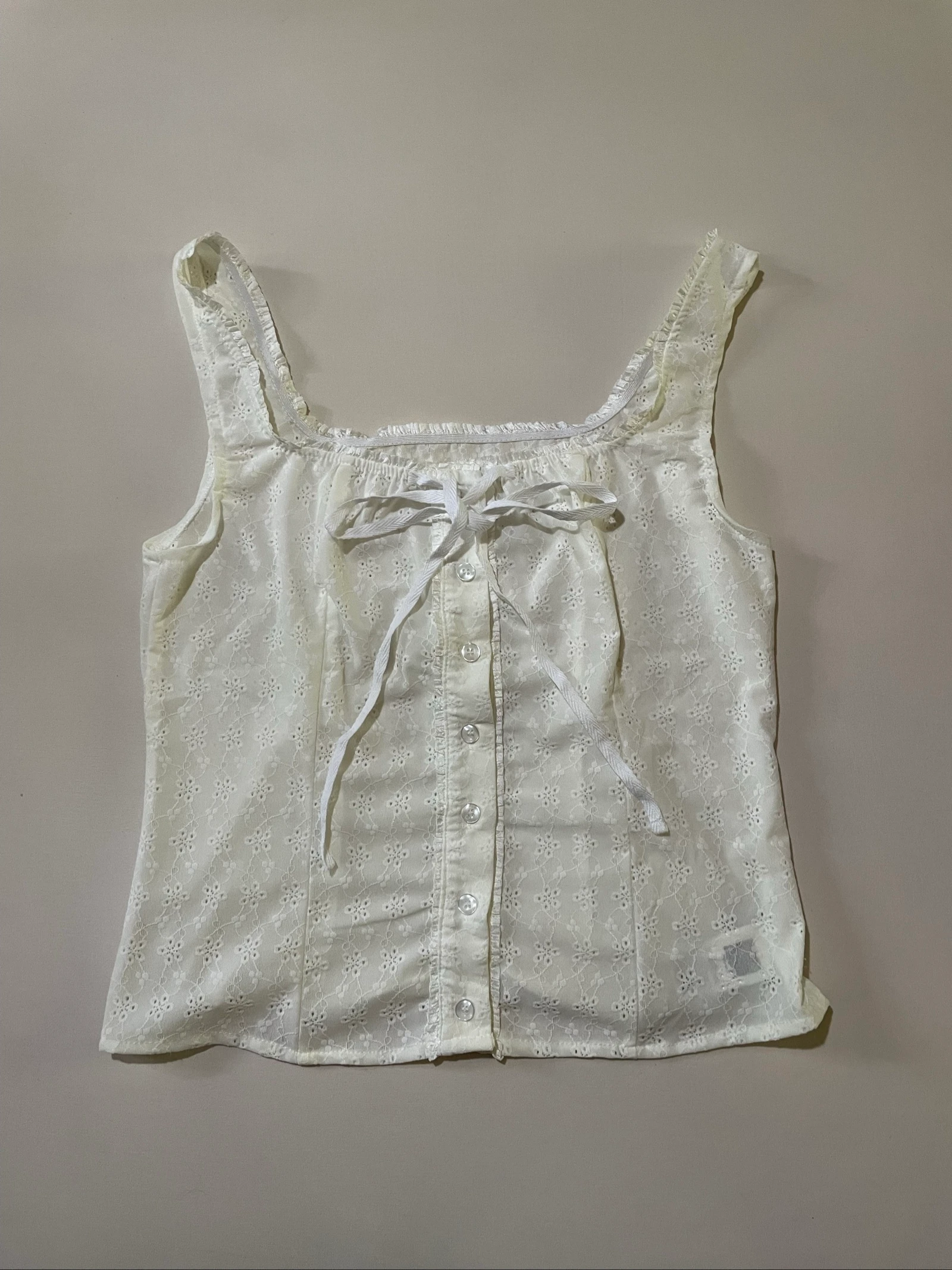 Top blanc à broderie anglaise